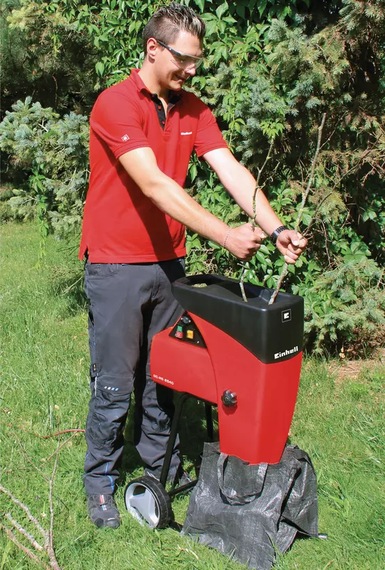 Šifra artikla: 3430620 EAN: 4006825608403 Rezni valjak Veliki levak Prekidač za promenu smera Robusna šasija sa točkovima Baštenski džak za otpad Praktična ručka za nošenje