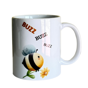 Šolja sa motivima pčelice 🐝☕ Ova prelepa keramička šolja ukrašena je veselim motivima pčelica koje donose dozu prirode i slatkoće u svaki gutljaj omiljenog napitka. Savršena je za ljubitelje pčelarstva, prirode i meda, a njen simpatičan dizajn uveseliće svaki dan. 🔸 Materijal: Visokokvalitetna keramika 🔸 Zapremina: ~300 ml 🔸 Dizajn: Ilustracije pčelica, saća i cveća 🔸 Održavanje: Pogodna za pranje u mašini i korišćenje u mikrotalasnoj 🔸 Idealan poklon za pčelare, ljubitelje prirode i sve koji vole unikatne šolje Uz ovu šolju, svaki gutljaj kafe ili čaja biće još slađi – baš poput meda!